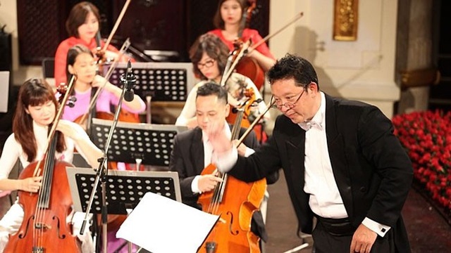 Diva Mỹ Linh biểu diễn thăng hoa tại Hòa nhạc “Trên đôi cánh tình yêu” - 5 Nhạc trưởng Lê Phi Phi chỉ huy dàn nhạc.