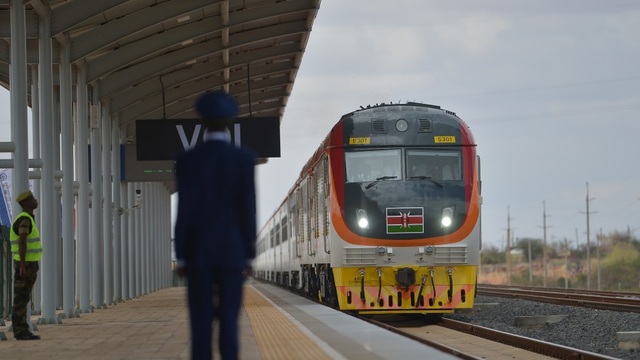 Trung Quốc rót hàng tỷ USD vào châu Phi - 2 Tuyến đường sắt mới do Trung Quốc xây dựng tại Kenya khánh thành năm 2017 là dự án cơ sở hạ tầng lớn nhất của Kenya từ sau khi giành độc lập vào năm 1963 (Ảnh: AFP)
