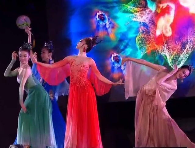 Lễ bế mạc Asiad 18: Bữa tiệc âm nhạc rộn ràng - 8
Màn trình diễn của nước chủ nhà Asiad 19 - Trung Quốc khi được trao cờ và đuốc từ nước chủ nhà Asiad 18 - Indonesia