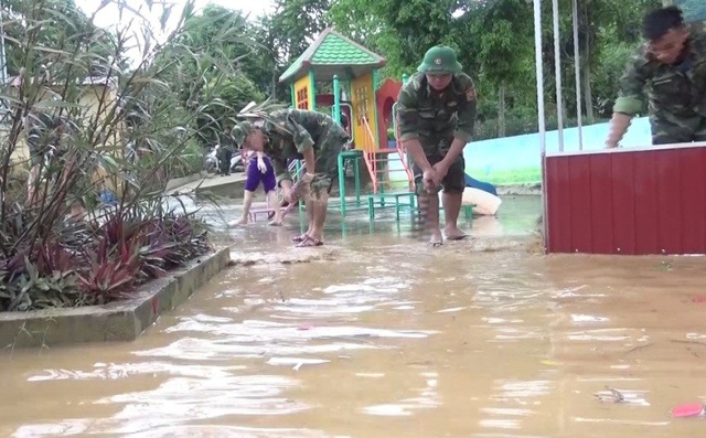 Lũ rút, bùn đất phủ kín nhiều trường học, bộ đội giúp giáo viên dọn dẹp - 9
Ngày khai giảng cận kề, các nhà trường vẫn gặp nhiều khó khăn do ngập lụt