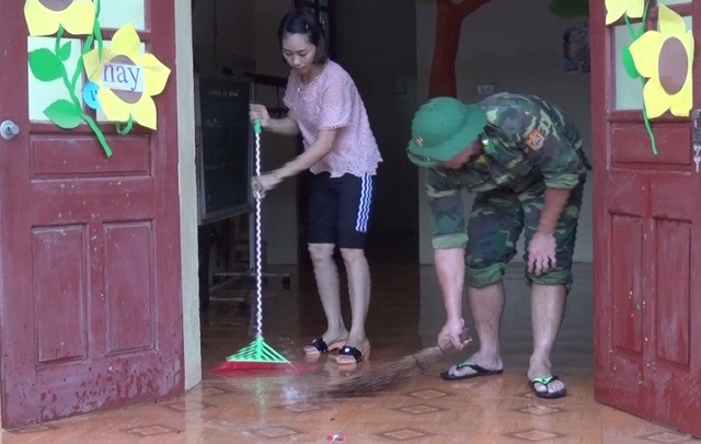 Lũ rút, bùn đất phủ kín nhiều trường học, bộ đội giúp giáo viên dọn dẹp - 8 Bộ đội cùng giáo viên dọn dẹp trường lớp