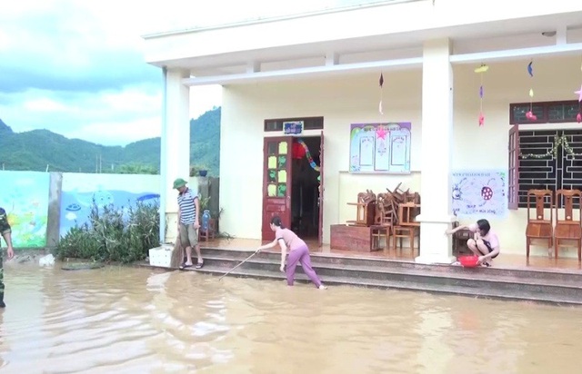 Lũ rút, bùn đất phủ kín nhiều trường học, bộ đội giúp giáo viên dọn dẹp - 1 Nhiều trường học vẫn ngập chìm trong nước lũ