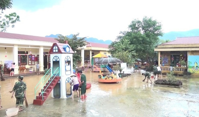 Lũ rút, bùn đất phủ kín nhiều trường học, bộ đội giúp giáo viên dọn dẹp - 6 Tích cực dọn dẹp tại các nhà trường sau khi nước rút