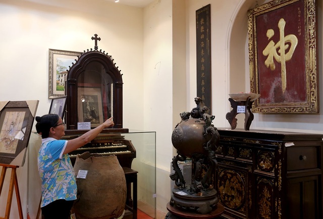Hàng nghìn cổ vật bên trong tòa nhà 150 năm tuổi ở Sài Gòn - 6 Những đồ dùng gia đình của người Việt trong khoảng thế kỷ 19 như tủ, bàn, bức hoành phi, bình phong, đỉnh đồng... được trưng bày.