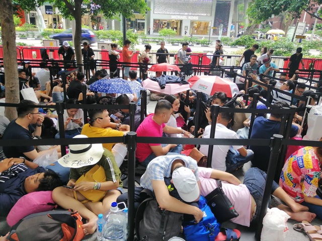 Dân buôn Việt Nam nằm la liệt, đói lả trước cửa hàng Apple Store ở Singapore - 5 Dân buôn Việt Nam nằm la liệt, đói lả trước cửa hàng Apple Store ở Singapore - 5