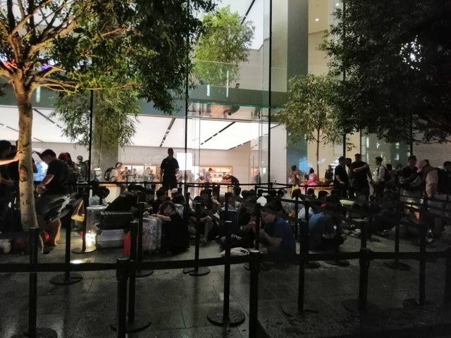 Người Việt xếp hàng mua iPhone ở Singapore bị "hành" trong cơn mưa lớn - 4 Người Việt xếp hàng mua iPhone ở Singapore bị "hành" trong cơn mưa lớn - 4