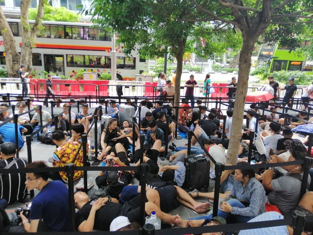 Dân buôn Việt Nam nằm la liệt, đói lả trước cửa hàng Apple Store ở Singapore - 8 Dân buôn Việt Nam nằm la liệt, đói lả trước cửa hàng Apple Store ở Singapore - 8