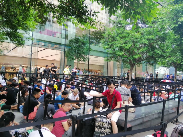 Dân buôn Việt Nam nằm la liệt, đói lả trước cửa hàng Apple Store ở Singapore - 2 Dân buôn Việt Nam nằm la liệt, đói lả trước cửa hàng Apple Store ở Singapore - 2