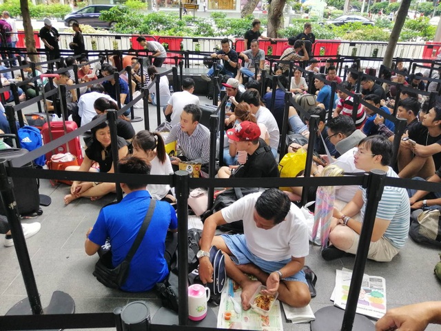 Dân buôn Việt Nam nằm la liệt, đói lả trước cửa hàng Apple Store ở Singapore - 6 Dân buôn Việt Nam nằm la liệt, đói lả trước cửa hàng Apple Store ở Singapore - 6
