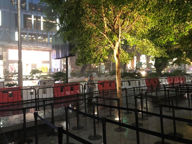 Người Việt xếp hàng mua iPhone ở Singapore bị "hành" trong cơn mưa lớn - 1 Người Việt xếp hàng mua iPhone ở Singapore bị "hành" trong cơn mưa lớn - 1
