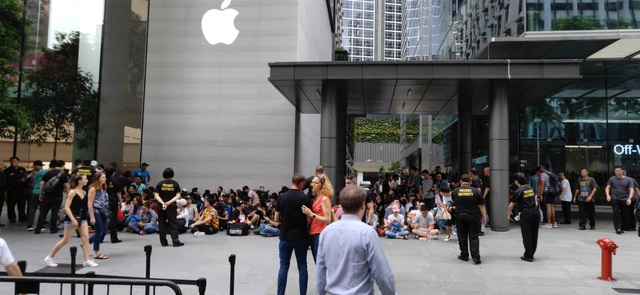 Dân buôn Việt Nam nằm la liệt, đói lả trước cửa hàng Apple Store ở Singapore - 10 Dân buôn Việt Nam nằm la liệt, đói lả trước cửa hàng Apple Store ở Singapore - 10
