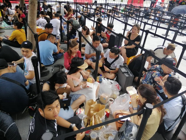 Dân buôn Việt Nam nằm la liệt, đói lả trước cửa hàng Apple Store ở Singapore - 7 Dân buôn Việt Nam nằm la liệt, đói lả trước cửa hàng Apple Store ở Singapore - 7