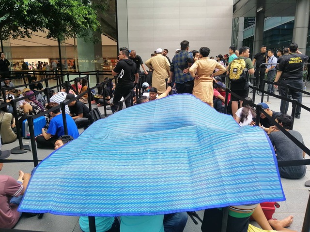 Dân buôn Việt Nam nằm la liệt, đói lả trước cửa hàng Apple Store ở Singapore - 9 Dân buôn Việt Nam nằm la liệt, đói lả trước cửa hàng Apple Store ở Singapore - 9
