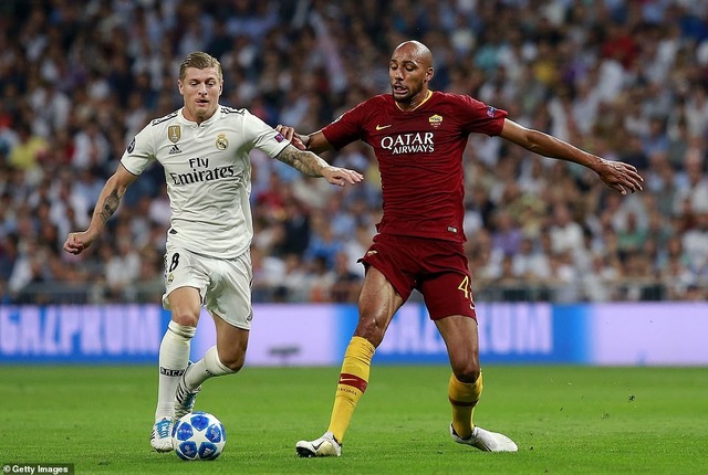 Real Madrid 3-0 AS Roma: Bale, Isco lập công - 5
Kroos và Nzonzi trong tình huống tranh chấp ở giữa sân