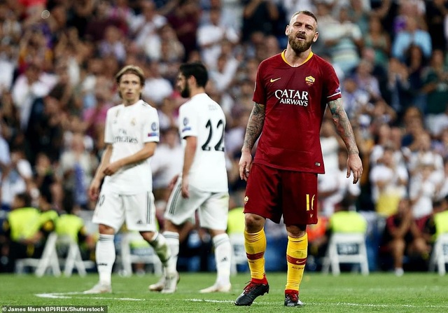 Real Madrid 3-0 AS Roma: Bale, Isco lập công - 7
Nỗi thất vọng của đội trưởng De Rossi bên phía AS Roma