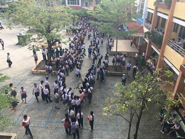 Học sinh trường THCS Nguyễn Thái Bình nhảy cha cha rất dẻo và đẹp - 3 Ngoài hoạt động nhảy cha cha cha nhà trường còn triển khai hoạt động kéo co, bóng chuyền,..