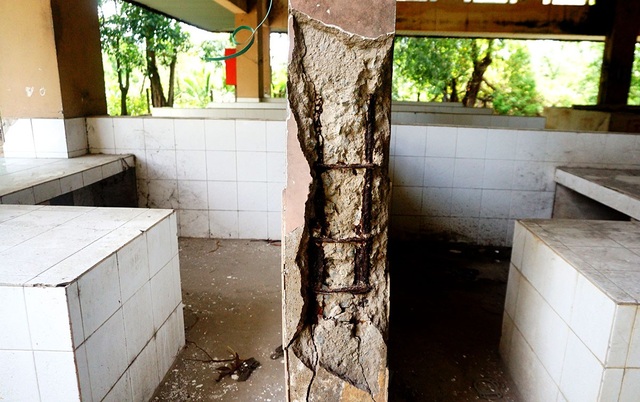 Bỏ hoang chợ tiền tỷ, tiểu thương "ôm" vỉa hè kiếm sống - 5 Những mảng tường bị bong tróc, trơ lõi sắt ra ngoài.