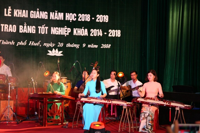 Thầy trò Học viện Âm nhạc Huế làm lễ khai giảng ngập tràn tiếng nhạc - 1
Tiết mục hòa tấu đàn tranh, bầu, tam thập lục...