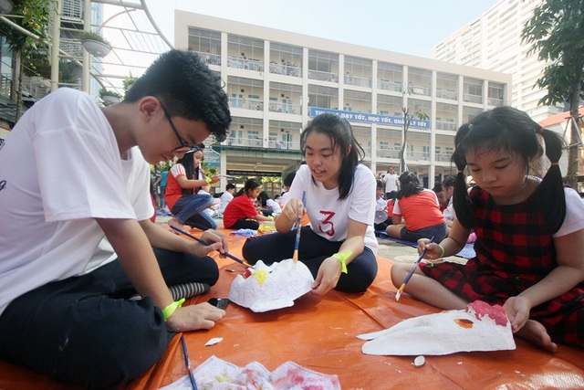 Học sinh tiểu học Hà Nội làm mặt nạ giấy bồi đón Trung thu - 3
Phạm Quỳnh Trang (giữa), thành viên của nhóm tổ chức hoạt động văn hoá cho biết, chương trình xuất phát từ ý tưởng muốn các bạn học sinh tiểu học tìm hiểu thêm về những nét đẹp văn hóa truyền thống đang dần bị mai một, đặc biệt là được tiếp xúc với hội họa, những sản phẩm truyền thống lâu đời, điều mà ít khi các em được tiếp cận trong cuộc sống hiện đại.