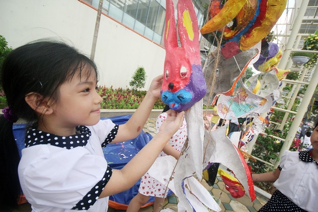 Học sinh tiểu học Hà Nội làm mặt nạ giấy bồi đón Trung thu - 9
Sau khi được sáng tạo với những màu sắc khác nhau, tự tay các em nhỏ sẽ treo những chiếc mặt nạ giấy bồi để khô màu.