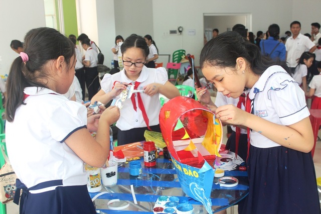 Học sinh Đà Nẵng làm lồng đèn tặng bạn vùng sâu, vùng xa vui Tết Trung thu - 1 Hơn 400 học sinh Đà Nẵng cùng làm lồng đèn tặng các bạn ở vùng sâu, vùng xa và các bạn có hoàn cảnh khó khăn đón Tết Trung thu