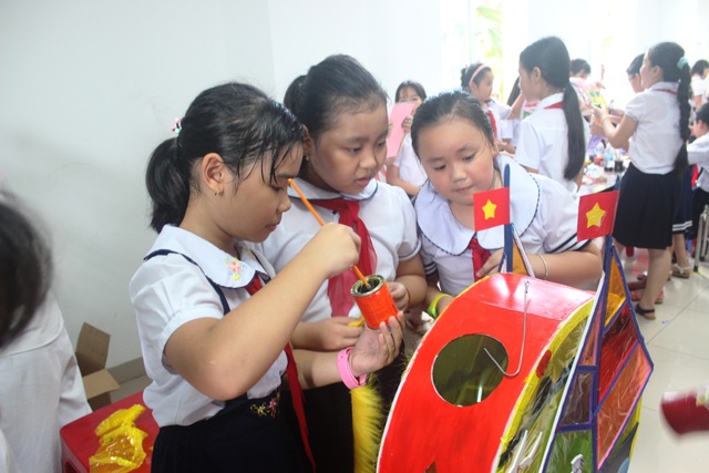 Học sinh Đà Nẵng làm lồng đèn tặng bạn vùng sâu, vùng xa vui Tết Trung thu - 2 Học sinh Đà Nẵng làm lồng đèn tặng bạn vùng sâu, vùng xa vui Tết Trung thu - 2