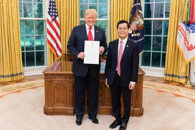 Tổng thống Donald Trump đánh giá cao bước phát triển quan hệ Đối tác toàn diện Việt Nam-Hoa Kỳ - 2 Đại sứ Hà Kim Ngọc trình Quốc thư lên Tổng thống Hoa Kỳ Donald Trump. Ảnh: Đoàn Hùng/Pvien TTXVN tại Mỹ