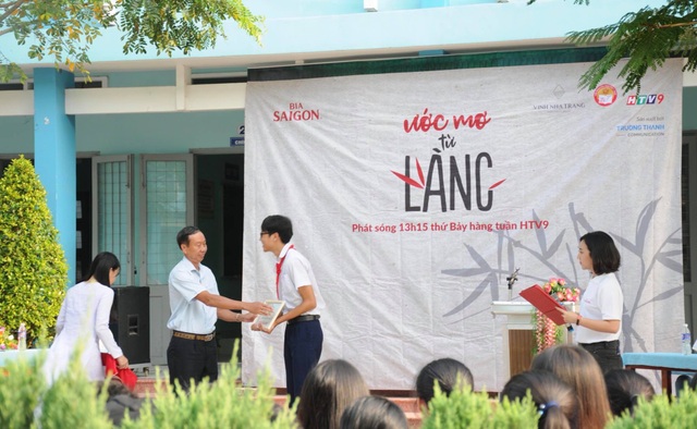 Bia Saigon chắp cánh cho ước mơ của các em học sinh nghèo trên cả nước - 1
Đại diện Bia Saigon trao học bổng cho em Huỳnh Tiến Phát trường THPT Trịnh Hoài Đức - Tiền Giang (“Ước Mơ Từ Làng tập 5).