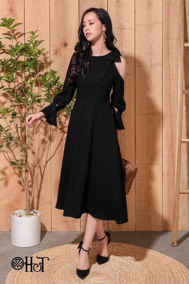 Nét quyến rũ từ bộ sưu tập Black & White - 2
Cách điệu xẻ vai, mẫu váy này không những quyến rũ mà còn mang vẻ thời thượng, quý phái và phong cách.
