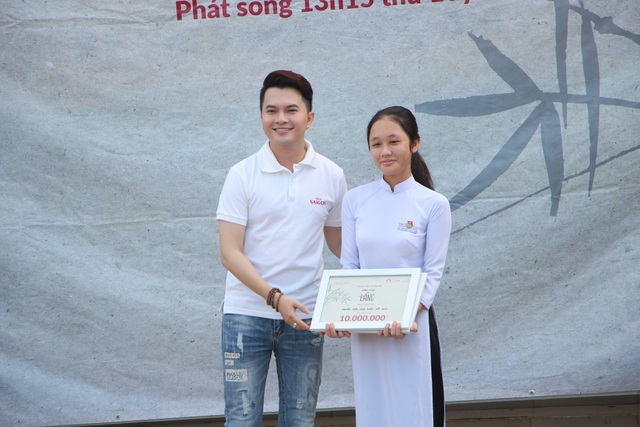 Bia Saigon chắp cánh cho ước mơ của các em học sinh nghèo trên cả nước - 2
Nam ca sĩ Nam Cường đại diện nhà tài trợ trao học bổng cho em Nguyễn Trần Ngọc Xuân THPT Vĩnh Thuận - Kiên Giang (Tập 14).
