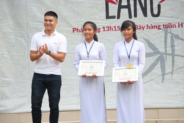 Bia Saigon chắp cánh cho ước mơ của các em học sinh nghèo trên cả nước - 3
Nghệ sĩ Trung Kiên trao học bổng cho hai chị em sinh đôi Thạch Thị Thúy và Thạch Thị Loan, lớp 12A1 trường THPT Đôn Châu (Trà Vinh) - Tập 25.