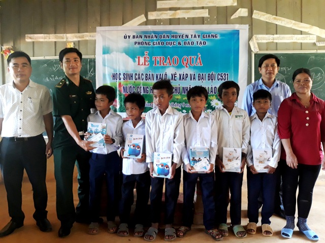 Mang trung thu đến với các em học sinh Lào - 1 Tặng quà cho học sinh bản Ka Lô