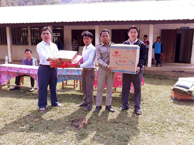 Mang trung thu đến với các em học sinh Lào - 2 Tặng quà cho thầy cô trường Tiểu học bản Panon