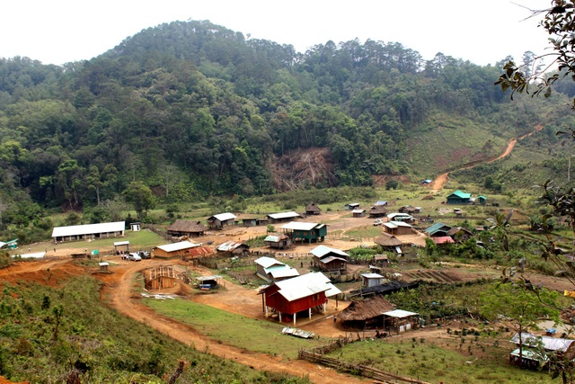 Mang trung thu đến với các em học sinh Lào - 3 Bản Ka Lô nhìn từ trên cao