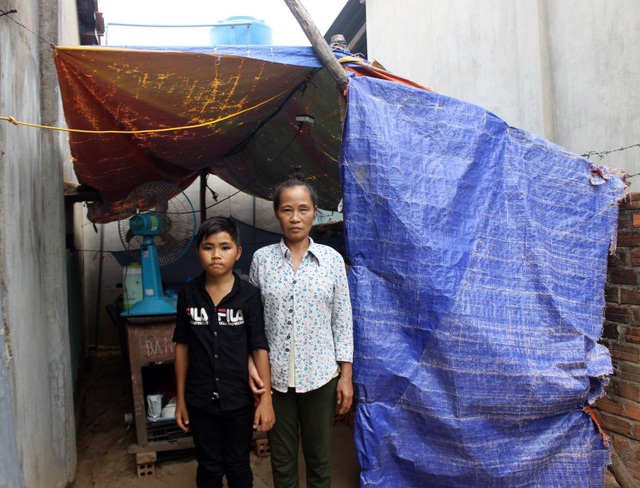 Hai mẹ con chị Tốt đã có nhà mới - 1 Chòi tạm đựng lên bằng bạt nhựa của hai mẹ con chị Tốt trước đây