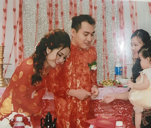 “Cười ra nước mắt” xem ảnh cưới bị cắt ghép đầu to hơn người, mặt đơ như sáp - 2 Đầu cô dâu chú rể to khác thường, nhiều quan khách cũng bị ghép mặt rất đơ