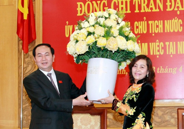 Chủ tịch nước Trần Đại Quang và những chuyến "về nguồn" trên quê hương Ninh Bình - 5
Chủ tịch nước tặng hoa chúc mừng thành tựu tỉnh Ninh Bình đạt được. Trong ảnh: Chủ tịch nước trao hoa chúc mừng cho bà Nguyễn Thị Thanh – Bí thư Tỉnh ủy Ninh Bình.