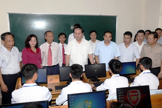 Chủ tịch nước Trần Đại Quang và những chuyến "về nguồn" trên quê hương Ninh Bình - 7 Tại lần về thăm quê này, Chủ tịch nước cũng đã tặng nhiều món quà ý nghĩa để con em quê hương vượt qua mọi khó khăn, vươn lên trong học tập. Trong ảnh: Chủ tịch nước thăm và động viên các thầy cô và học sinh trường THPT Kim Sơn B.