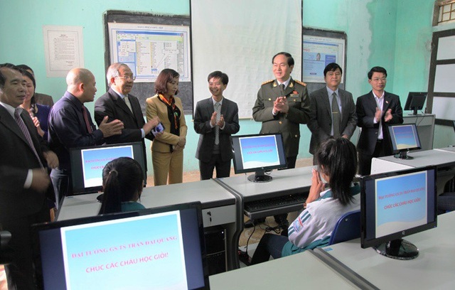 Chủ tịch nước Trần Đại Quang và những chuyến "về nguồn" trên quê hương Ninh Bình - 2 Những chuyến về thăm quê của Chủ tịch nước Trần Đại Quang đều có ý nghĩa “về nguồn” như: thăm và dâng hương đền Vua Đinh - Lê; thăm người thầy giáo dạy học năm xưa, thăm trường cũ; thăm trung tâm điều dưỡng thương binh… Trong ảnh: Đại tướng Trần Đại Quang khi còn làm Bộ trưởng Công an thăm thầy và trò trường THPT Kim Sơn B – nơi ông từng học tập xưa kia.
