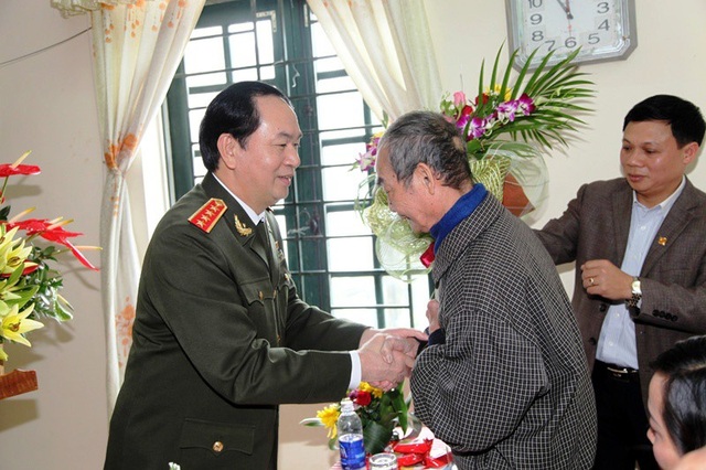 Chủ tịch nước Trần Đại Quang và những chuyến "về nguồn" trên quê hương Ninh Bình - 10
Trước đó, khi còn làm Bộ trưởng Công an, Đại tướng Trần Đại Quang đã về thăm thầy giáo cũ của mình là thầy Phạm Thạnh, nguyên Hiệu trưởng trường THPT Kim Sơn B để tri ân thầy đã dạy dỗ trong những ngày học dưới mái trường cấp 3 quê nhà.