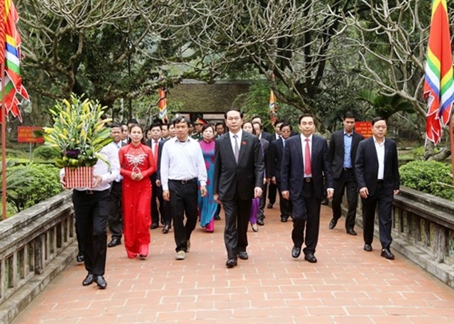 Chủ tịch nước Trần Đại Quang và những chuyến "về nguồn" trên quê hương Ninh Bình - 1
Chủ tịch nước Trần Đại Quang sinh ngày 12/10/1956, quê ở xã Quang Thiện, huyện ven biển Kim Sơn, cách thành phố Ninh Bình khoảng 30km. Khi còn làm Bộ trưởng Công an và sau này làm Chủ tịch nước, ông luôn dành tình cảm đặc biệt cho quê nhà. Ông nhiều lần về thăm quê và để lại những kỷ niệm sâu sắc. Trong ảnh: Chủ tịch nước thăm đền vua Đinh Tiên Hoàng tại Di tích lịch sử cố đô Hoa Lư.