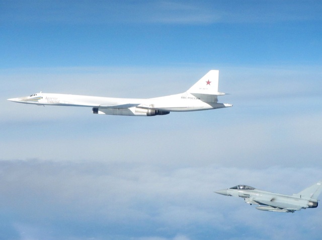 Máy bay chiến đấu Anh, Pháp chặn “thiên nga trắng” Tu-160 của Nga - 1 Máy bay Typhoon của Không quân Hoàng gia Anh theo sát máy bay ném bom Tu-160 của Nga (ẢNh: Bộ Quốc phòng Anh)