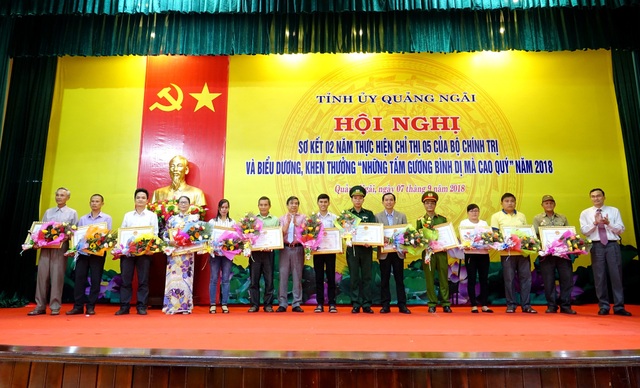 Nguyễn Tấn Trãi (thứ 8, từ trái sang) nhận bằng khen Những tấm gương bình dị mà cao quý