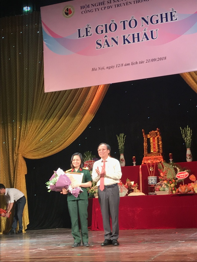 Nghệ sĩ “mừng mừng tủi tủi” khi hội ngộ trong ngày Giỗ Tổ nghề sân khấu - 4 Trao giải thưởng cho các tập thể và cá nhân.