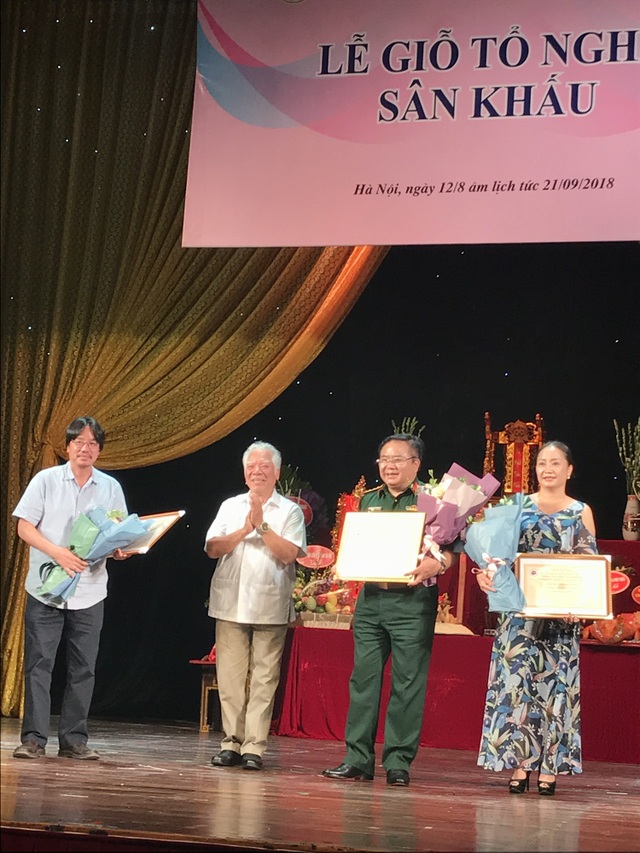 Nghệ sĩ “mừng mừng tủi tủi” khi hội ngộ trong ngày Giỗ Tổ nghề sân khấu - 2 Nghệ sĩ “mừng mừng tủi tủi” khi hội ngộ trong ngày Giỗ Tổ nghề sân khấu - 2
