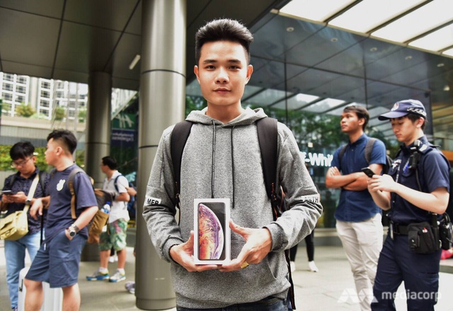 Chuyện người Việt xuất ngoại, xếp hàng chờ mua iPhone lên báo nước ngoài - 1 Lê Văng Thắng, người xếp hàng đầu tiên bên ngoài Apple Store tại Singapore (Ảnh: Channel NewsAsia)