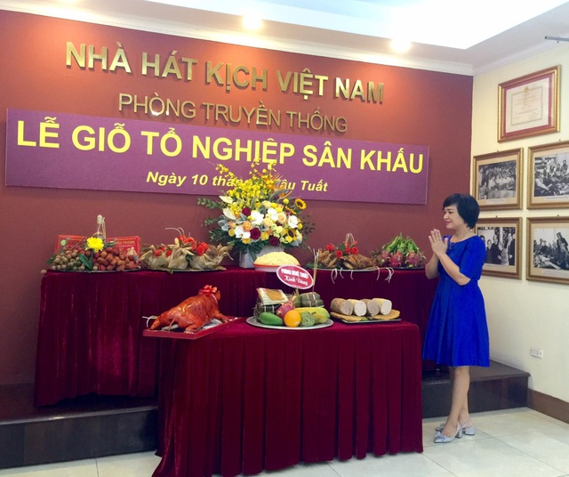 Nghệ sĩ “mừng mừng tủi tủi” khi hội ngộ trong ngày Giỗ Tổ nghề sân khấu - 11 Lễ giỗ Tổ đơn giản và ấm cúng tại Nhà hát Kịch Việt Nam.