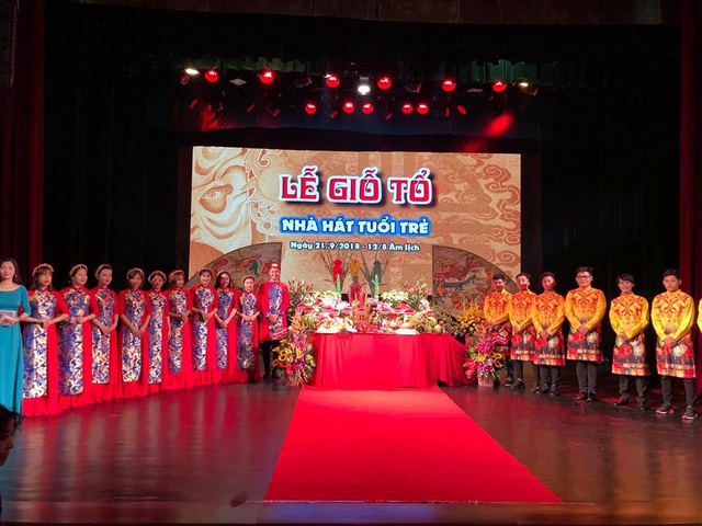 Nghệ sĩ “mừng mừng tủi tủi” khi hội ngộ trong ngày Giỗ Tổ nghề sân khấu - 12 Nghệ sĩ “mừng mừng tủi tủi” khi hội ngộ trong ngày Giỗ Tổ nghề sân khấu - 12