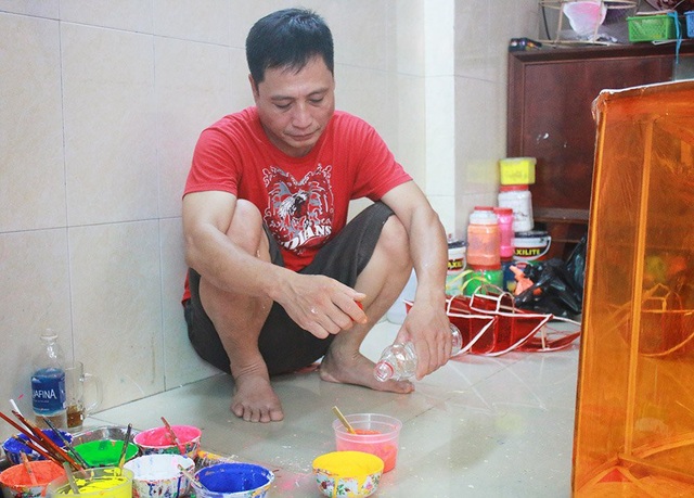 Mỗi năm chỉ ngóng 1 ngày: Nhận 3.000 đơn hàng, chốt tiền trăm triệu - 3
Theo anh Thành, màu được trộn đều giữa nước, keo, màu bột nước. Màu này có đặc điểm là nhanh khô. Khi vẽ, màu sẽ tạo nên được những đường nét sặc sỡ, đẹp mắt cho chiếc đèn lồng.