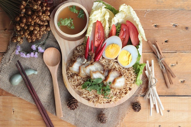 Ăn mì tôm có bị nóng trong người? - 3 Mì tôm không phải nguyên nhân gây nóng trong người, quan trọng là người dùng cần biết phối hợp thực phẩm để tạo nên bữa ăn cân đối và dinh dưỡng